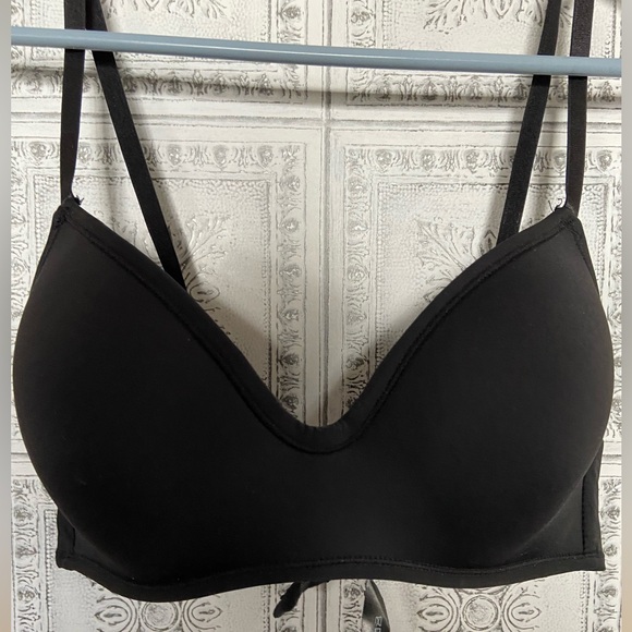 NWOT Sz-36/B Bra in a Minimalist Basic Black, Comfy, Silky, Smooth Fit, No Wires - Picture 3 of 16